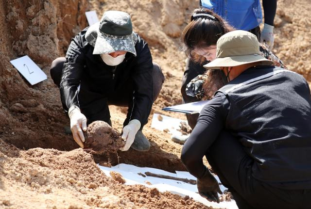 제43주년 5·18민주화운동을 이틀 앞둔 16일 전남 해남군 해남읍 한 예비군 훈련장에서 5·18 진상규명조사위원회 관계자들이 신원 미상의 유해를 조사하고 있다. 연합뉴스