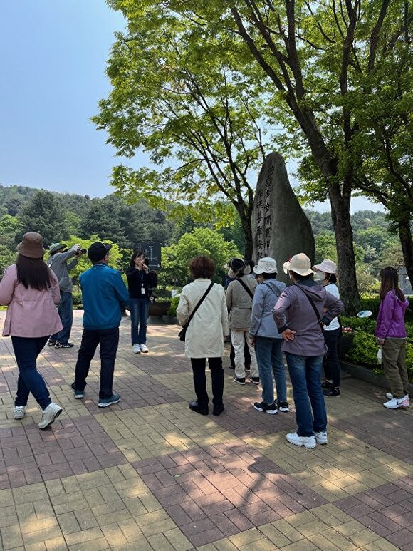 코레일 연계 기차여행 시티투어 코스 참가자들이 문화해설사로부터 설명을 듣고 있다. [사진=천안시청]