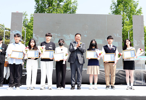 경기도 파주시 청소년의 달 기념행사에서 표창장 수상자들이 김경일 파주시장(가운데)와 기념촬영을 진행하고 있다. [사진=파주시]