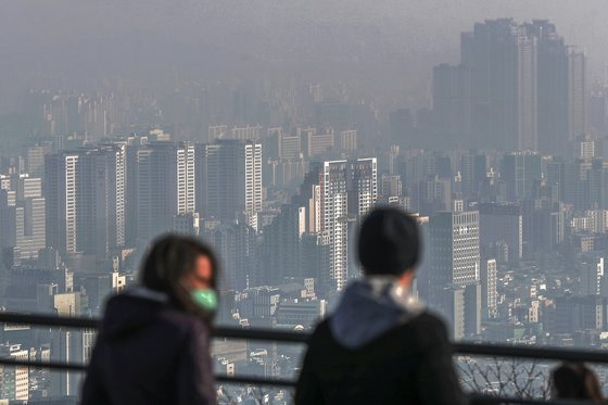 부동산 정보제공업체 부동산R114에 따르면 올해 4월까지 10대 건설사의 민영아파트 분양물량은 총 1만5949가구로 집계됐다. 서울 중구 남산에서 바라본 도심 아파트 단지 모습. [뉴스1]