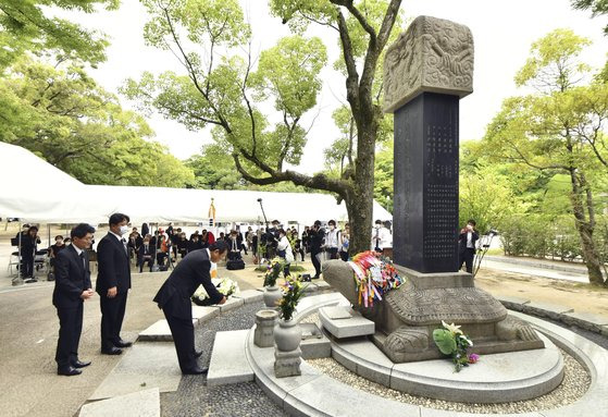 지난해 히로시마 평화기념공원 내 ‘한국인원폭희생자위령비’ 앞에서 열린 위령제. [연합뉴스]