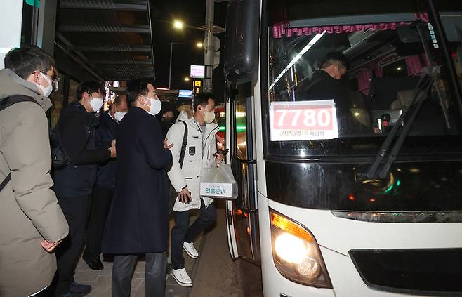 원희룡 국토교통부 장관이 지난 1월 3일 오후 서울 지하철 4호선 사당역 4번출구 인근에서 퇴근길 광역버스 탑승 현장을 점검하며 버스 기사와 대화하고 있다.  연합뉴스