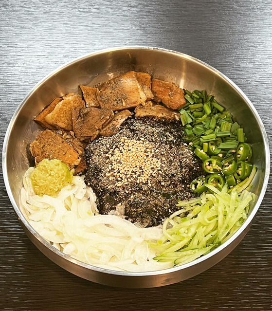 Chogyewon's noodles mixed in black sesame sauce [CHOGYEWON]