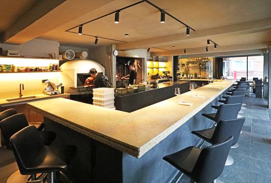 The open kitchen and tables at Brûlée [PARK SANG-MOON]