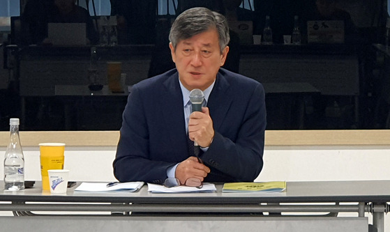 Lee Yong-kwan, the chairperson of the Busan International Film Festival, speaks during a press conference announcing his intention to resign at the Busan Cinema Center in Haeundae District, eastern Busan, on Monday. [YONHAP]