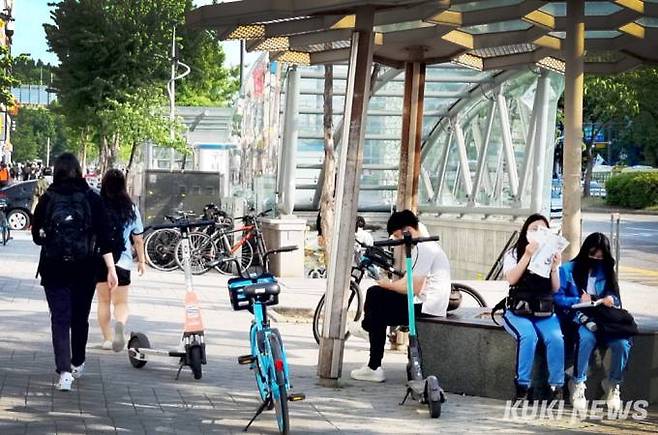 지난 11일 경기 안양 평촌 학원가에서 학원을 가는 학생들 옆에 숙제를 하는 학생들이 앉아있다.&nbsp; &nbsp;사진=임지혜 기자