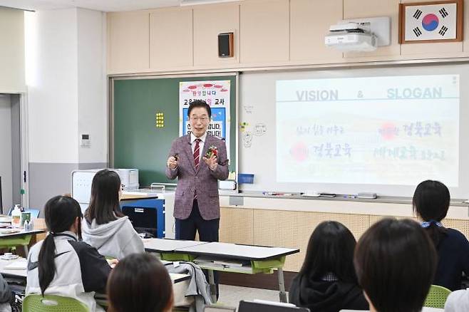 임종식 경북교육감이 안동여고에서 1일교사로 나서 수업을 진행하고 있다.(경묵교육청 제공) 2023.05.16.