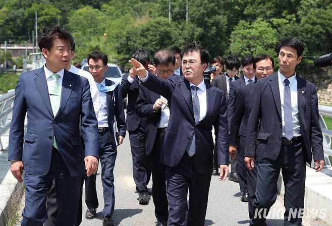 김태흠 지사가 적벽강 적벽교 재가설 대상지 확인을 위해 금산군 부리면 수통리 일원을 찾았다.