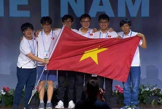 지난해 국제화학올림피아드에서 중국,일본,대만과 함께 1위에 오른 베트남 학생들.