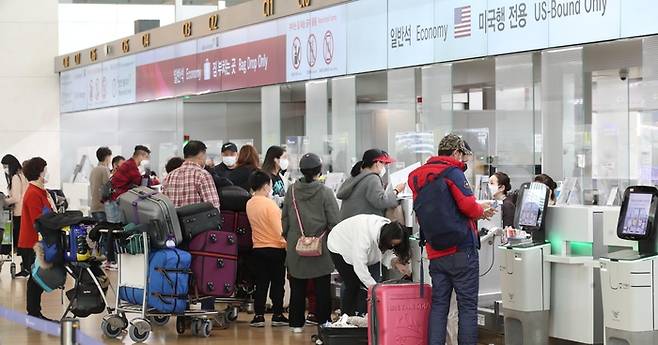 여행객들이 인천국제공항 출국장에서 수속을 하고 있다. [매경 DB]