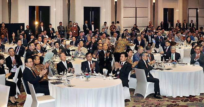 한국·인도네시아 수교 50주년을 맞아 '매경 인도네시아 포럼'이 16일 인도네시아 자카르타 페어몬트 호텔에서 열렸다. 이날 행사에는 장대환 매경미디어그룹 회장, 정황근 농림축산식품부 장관을 비롯해 한국과 인도네시아 정·재계 인사 350여 명이 모였다. 이날 오전 진행된 개회식에서 정황근 장관, 밤방 수사툐 인도네시아 국민평의회 의장, 장대환 회장, 루훗 빈사르 판자이탄 인도네시아 해양투자조정부 장관, 김태호 국회 외교통일위원장(맨 앞 테이블 왼쪽부터)이 박수를 치고 있다.  특별취재팀