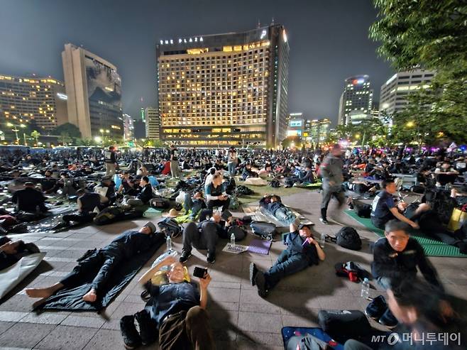 16일 오후 22시쯤 서울 광장에 민주노총 조합원들이 모여있다. /사진=정세진 기자