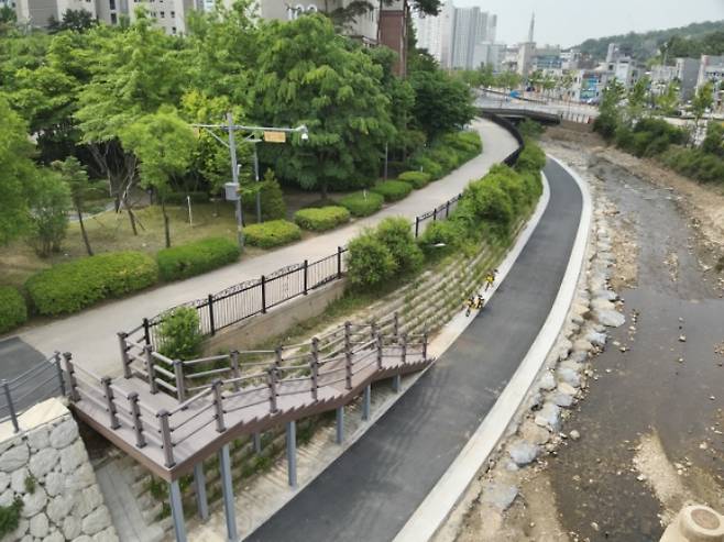 용인특례시(시장 이상일)는 길이 끊겼던 하마곡2교부터 마북2세월교까지 500m 구간에 산책로를 설치해 마북천 산책로 전 구간(1.35km)을 이었다고 16일 밝혔다. / 사진제공=용인특례시