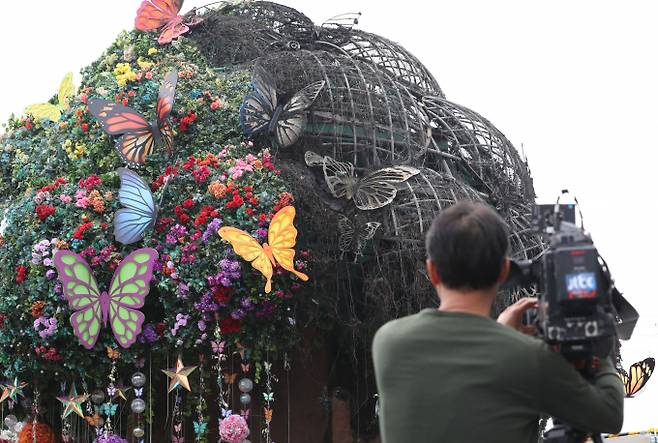 에버랜드 내 매직트리에서 화재가 발생해 소방당국이 조사한 결과 전기적 요인으로 추정된다. 사진은 12일 오후 경기 용인시 처인구 에버랜드 광장에 조성된 매직트리가 불에 타 까맣게 그을려 있는 모습. /사진=뉴스1