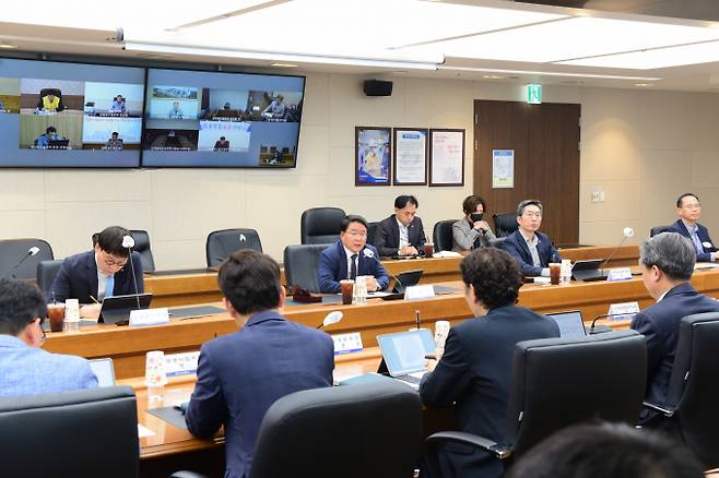 한국남부발전 이승우 사장이 16일 부산 본사에서 국민 고통 분담과 경영 위기 극복을 위한 ‘KOSPO 비상경영대책회의’를 개최했다./사진=남부발전