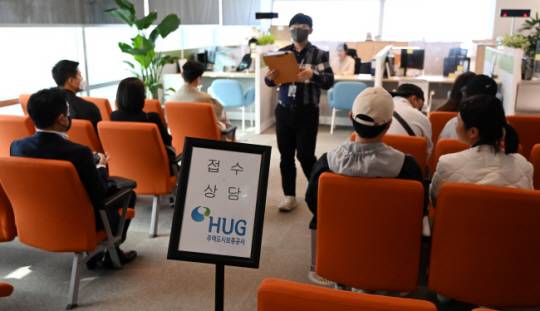 지난달 28일 서울 영등포구 여의동 주택도시보증공사(HUG) 서부관리센터가 전세보증금 반환보증 청구 상담을 받으려는 시민들로 꽉 차 있다. 문호남 기자