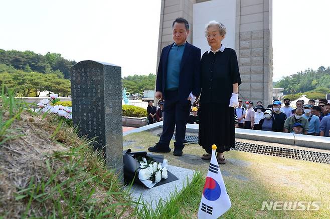 [광주=뉴시스] 김혜인 기자 = 16일 오전 광주 북구 운정동 국립 5·18묘지에서 김경철 열사의 어머니와 장애인들이 참배하고 있다. 2023.05.16. hyein0342@newsis.com