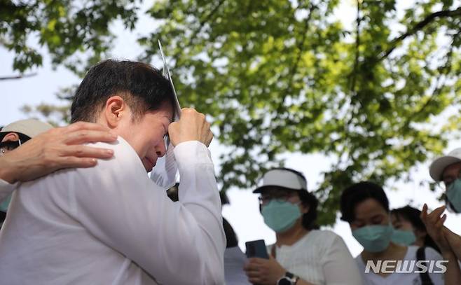 [서울=뉴시스] 김금보 기자 = 김영경 대한간호협회 회장이 16일 오전 서울 용산구 대통령실 앞에서 간호법 제정안 거부권 행사 관련 기자회견을 마치고 눈물을 흘리고 있다. 2023.05.16. kgb@newsis.com