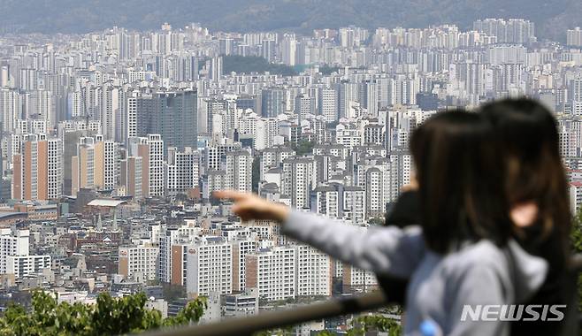 [서울=뉴시스] 고승민 기자 = 부동산R114가 국토교통부 실거래가 자료를 통해 올해 1,2월과 3,4월 거래가격을 비교한 결과 서울지역 아파트 전세 41.4%가 거래 금액이 오른 것으로 알려진 14일 서울 남산에서 관광객 및 시민들이 서울시내 아파트를 바라보고 있다. 2023.05.14. kkssmm99@newsis.com