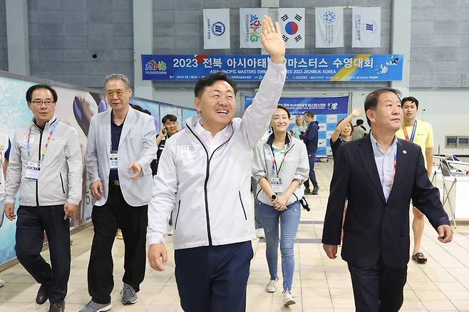 [전주=뉴시스] 16일 전주 완산수영장을 방문한 김관영 2023 아태마스터스 대회 조직위원장(전북도지사)은 수영 경기를 참관하기 위해 경기장에 들어서고 있다. 2023.05.16   *재판매 및 DB 금지