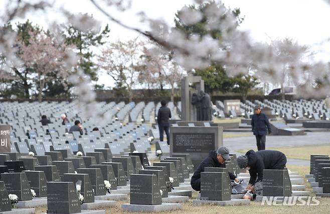 [제주=뉴시스] 우장호 기자 = 제75주년 제주4·3추념일인 3일 오전 제주시 봉개동 제주4·3평화공원 내 행방불명인 표석을 찾은 유족들이 참배를 하고 있다. (제주도사진기자회) 2023.04.03. woo1223@newsis.com