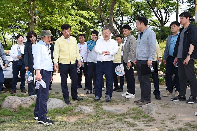 [밀양=뉴시스] 안지율 기자 = 박일호 경남 밀양시장이 16일 오후 간부공무원들과 함께 오는 18일부터 열리는 밀양아리랑대축제 현장을 직접 찾아 현장의 목소리를 듣고 안전점검을 위한 현장간부회의를 하고 있다. 2023.05.16. alk9935@newsis.com