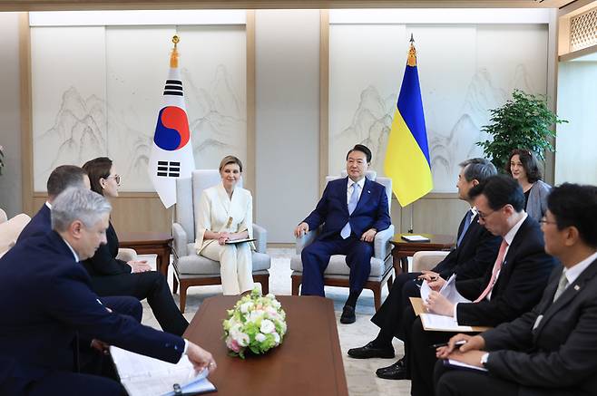 [서울=뉴시스] 윤석열 대통령이 16일 서울 용산 대통령실 청사에서 볼로디미르 젤렌스키 우크라이나 대통령 부인 올레나 젤렌스카 여사를 접견하고 있다. (사진=대통령실 제공) 2023.05.16. photo@newsis.com *재판매 및 DB 금지