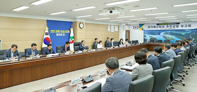 심민 군수(윗줄 왼쪽 다섯번째)가 주재한 임실군의 '국가예산 확보 추진상황 보고회'가 진행 중이다. *재판매 및 DB 금지