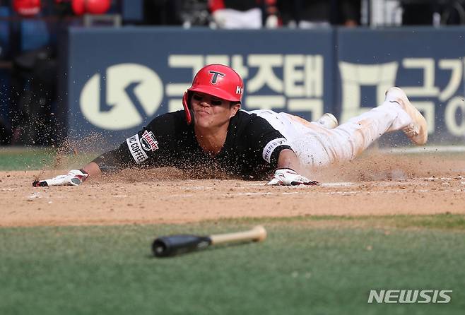 [서울=뉴시스] 고승민 기자 = 30일 서울 잠실야구장에서 열린 2023 KBO 리그 KIA 타이거즈 대 LG 트윈스 경기, KIA 공격 7회초 1사 2루 상황 2번타자 고종욱 우익수 앞 1루타 때 2루주자 류지혁이 홈으로 쇄도하고 있다. 2023.04.30. kkssmm99@newsis.com