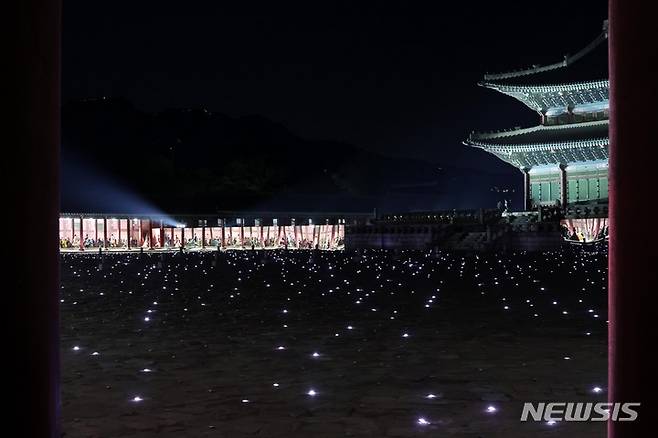 [서울=뉴시스] 사진공동취재단 = 이탈리아 명품 브랜드 구찌가 16일 서울 경복궁 근정전에서 ‘구찌 2024 크루즈  패션쇼’를 열었다. 모델들이 옷을 선 보이며 런웨이를 하고 있다.경복궁의 중심 건물인 근정전은 조선시대 왕실이 의식을 거행하고 외국 사신을 맞는 행사가 열린 곳이다. 2023.05.16. photo@newsis.com