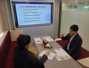 ‘광진구 1인가구지원센터’ 현장을 방문해 김태준 광진구 1인가구지원센터장에게 설명을 듣는 김영옥 의원(왼쪽)