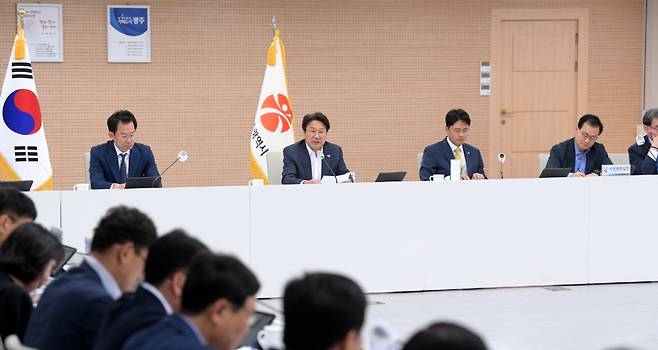 강기정 광주시장이 16일 오전 확대간부회의를 주재하고 있다. ⓒ광주시