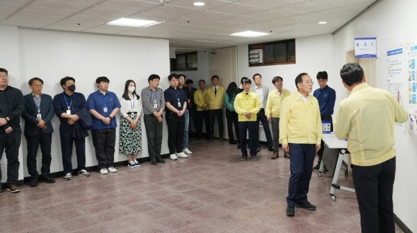 부산시교육청이 16일 오후 민방위의 날을 맞아 직원들과 하윤수 교육감(오른쪽 두 번째)이 대피 훈련을 실시하고 있는 모습. 사진제공ㅣ부산시교육청