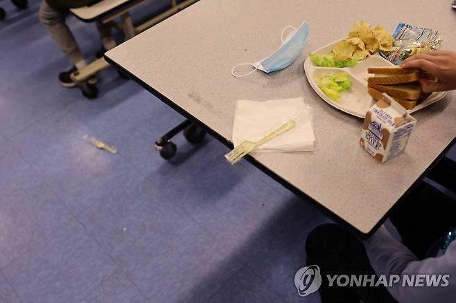 미국 뉴욕시의 한 공립학교에서 샌드위치와 우유를 먹는 학생 [AFP/게티이미지 연합뉴스 자료사진]