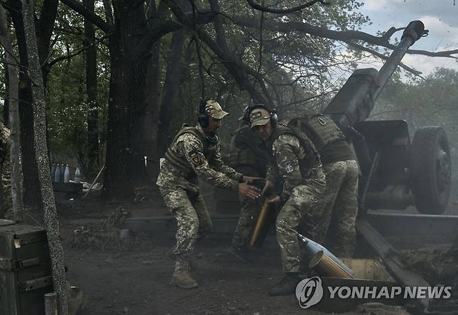 바흐무트 인근에서 싸우는 우크라이나 군인들 [AP=연합뉴스 자료사진. 재판매 및 DB 금지]