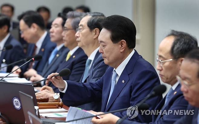 윤석열 대통령, 간호법 제정안 거부권 행사 의결 (서울=연합뉴스) 진성철 기자 = 윤석열 대통령이 16일 서울 용산 대통령실 청사에서 열린 국무회의에서 모두발언을 마친 뒤 안건 토론을 준비하고 있다. 윤 대통령은 이날 국무회의에서 간호법 제정안 거부권 행사를 의결했다.  2023.5.16 zjin@yna.co.kr