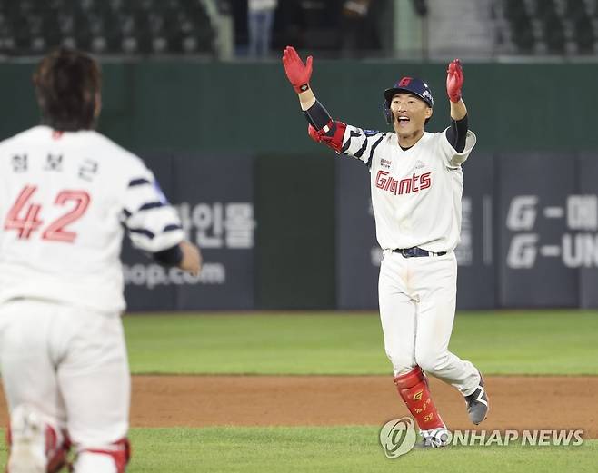 노진혁 '내가 끝냈어.' (부산=연합뉴스) 강덕철 기자 = 11일 부산 사직야구장에서 열린 2023 프로야구 두산베어스와 롯데 자이언츠의 경기. 10회말 2사 1루에서 롯데 노진혁이 끝내기 2루타를 치고 환호하고 있다. 2023.5.11 kangdcc@yna.co.kr