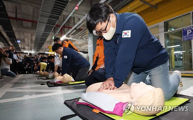 심폐소생술 훈련하는 행안부 직원들 (세종=연합뉴스) 김주형 기자 = 제414차 민방위의 날을 맞아 실시된 훈련에서 세종시 정부세종청사 행정안전부 직원들이 119 대원의 설명에 따라 심폐소생술 실습을 해보고 있다. 2023.5.16 kjhpress@yna.co.kr