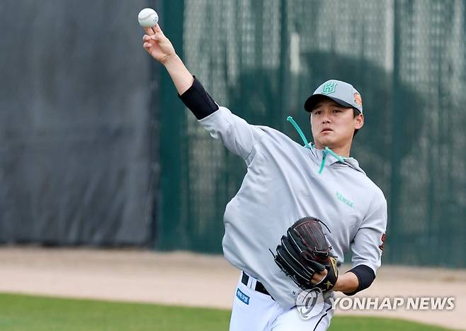 WBC 중국 대표로 출전하는 kt 주권 (투손[미국 애리조나주]=연합뉴스) 홍해인 기자 = 중국 대표팀 일원으로 2023 월드베이스볼클래식(WBC)에 출전하는 kt wiz의 핵심 불펜 투수 주권이 20일(현지시간) 미국 애리조나주 투손 키노스포츠 콤플렉스 보조구장에서 열린 kt wiz 스프링 캠프 훈련에서 캐치볼을 하고 있다. 2023.2.21 hihong@yna.co.kr