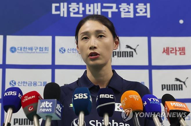 훈련 전 기자회견 하는 김연경 어드바이저 (진천=연합뉴스) 류영석 기자 = 한국 여자배구 국가대표팀 어드바이저를 맡은 김연경이 16일 오후 진천선수촌에서 대표팀 훈련에 앞서 기자회견을 하고 있다. 2023.5.16 ondol@yna.co.kr