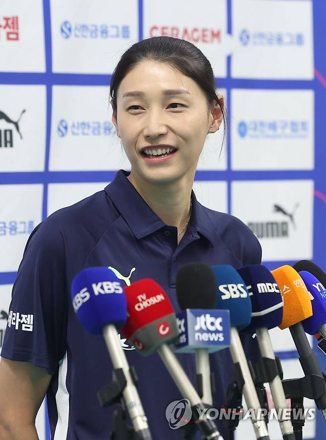 훈련 전 기자회견 하는 김연경 어드바이저 (진천=연합뉴스) 류영석 기자 = 한국 여자배구 국가대표팀 어드바이저를 맡은 김연경이 16일 오후 진천선수촌에서 대표팀 훈련에 앞서 기자회견을 하고 있다. 2023.5.16 ondol@yna.co.kr