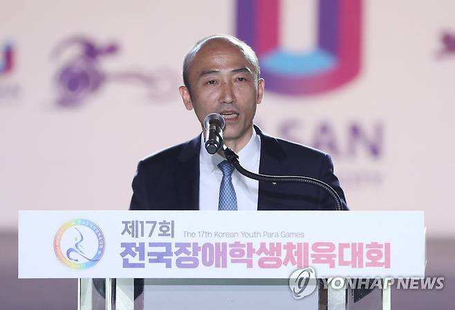 개회사 하는 정진완 대한장애인체육회장 (울산=연합뉴스) 김용태 기자 = 16일 오후 울산 동천체육관에서 열린 제17회 전국장애학생체육대회 개회식에서 정진완 대한장애인체육회장이 개회사를 하고 있다. 2023.5.16 yongtae@yna.co.kr