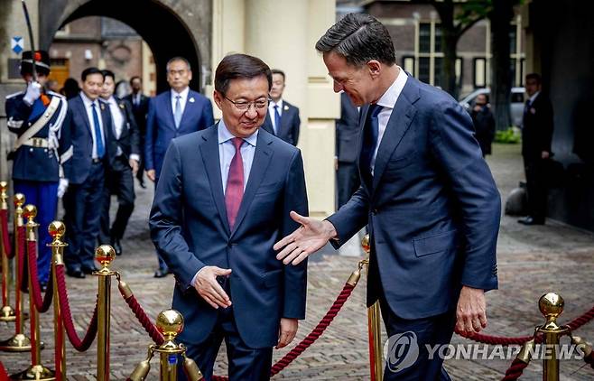 네덜란드 총리와 만나는 한정 중국 국가부주석(왼쪽) [AFP.연합뉴스 자료사진]