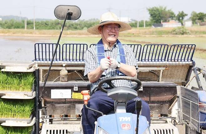 더불어민주당 이재명 대표가 16일 오후 경기도 안성시 죽산면 장원리에서 열린 ‘청년농업 현장방문 및 간담회’에서 모내기 시연을 하며 환하게 웃고 있다. (사진= 연합뉴스)