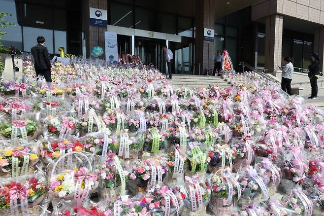 17일 오전 정부과천청사 법무부 계단에 한동훈 장관의 취임 1주년을 축하하는 꽃다발이 놓여 있다 (사진=연합뉴스)