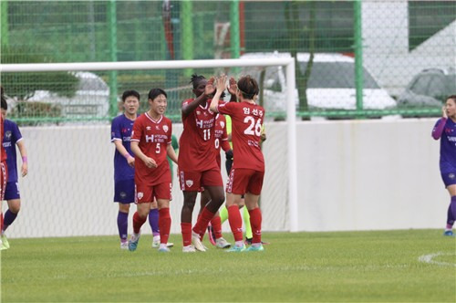 여자축구 현대제철이 시즌 초반 부진에서 벗어나 반등하고 있다. 사진은 현대제철의 9라운드 경기 장면. [한국여자축구연맹 제공]