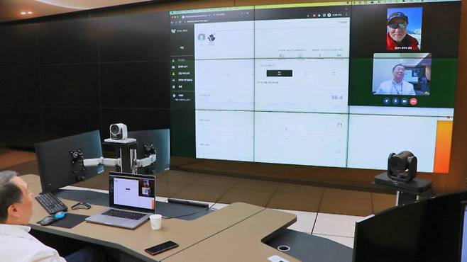 가천대 의대 이언 명예교수가 '바이탈 링'을 통해 한인석 인천창조경제혁신센터 이사장의 건강을 원격으로 체크하는 모습. [사진=가천대 길병원]