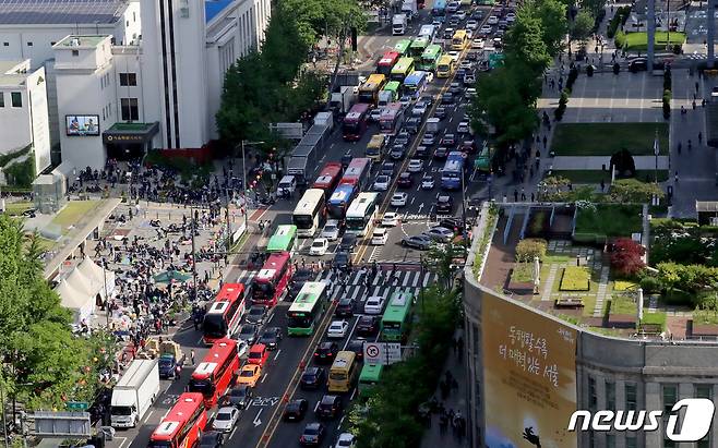 17일 오전 서울 중구 서울시청 일대 세종대로가 민주노총 건설노조 1박2일 집회로 인해 출근시간 극심한 정체를 빚고 있다.다. 2023.5.17/뉴스1 ⓒ News1 장수영 기자