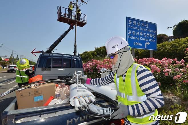 17일 오전 경북 포항시 남구 형산강 체육공원 일원에서 통신업체 직원들이 2023포항국제불빛축제를 앞두고 통신 설비를 증설 작업을 하고 있다.2023.5.17/뉴스1 ⓒ News1 최창호 기자