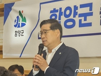 진병영 함양군수가 쿠팡 함양물류센터 건립 무산에 대해 설명하고 있다. 2023.5.17 뉴스1/한송학기자